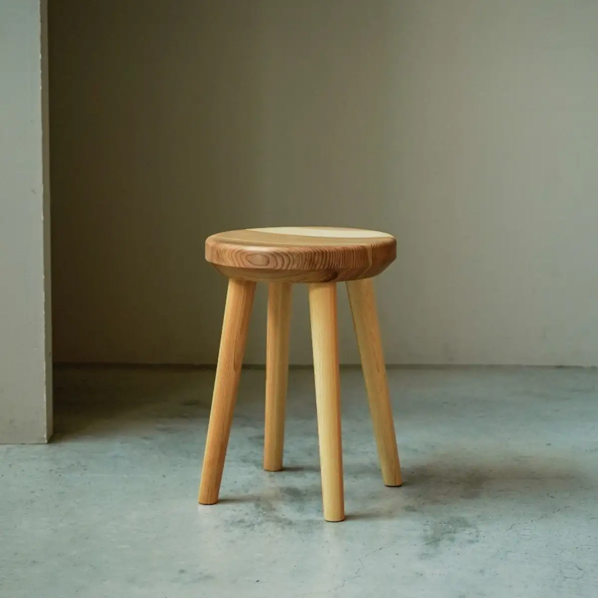 杉の丸スツール 座面320mm × 高さ440mm