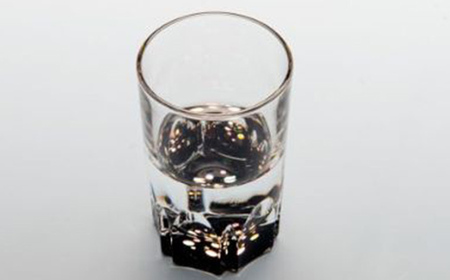 螺鈿ガラスショット（黒・朱セット） 水玉 高岡漆器 グラス 酒器 杯 盃 セット 民芸品 工芸品 雑貨 日用品 コップ  FAD-0035