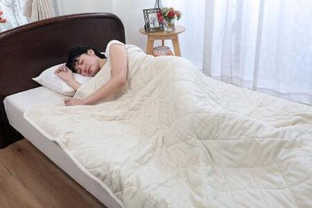 【ふんわりとやわらかな風合いが魅力】オーガニックい草染め綿わたキルトケット　シングルサイズ_【G0449】