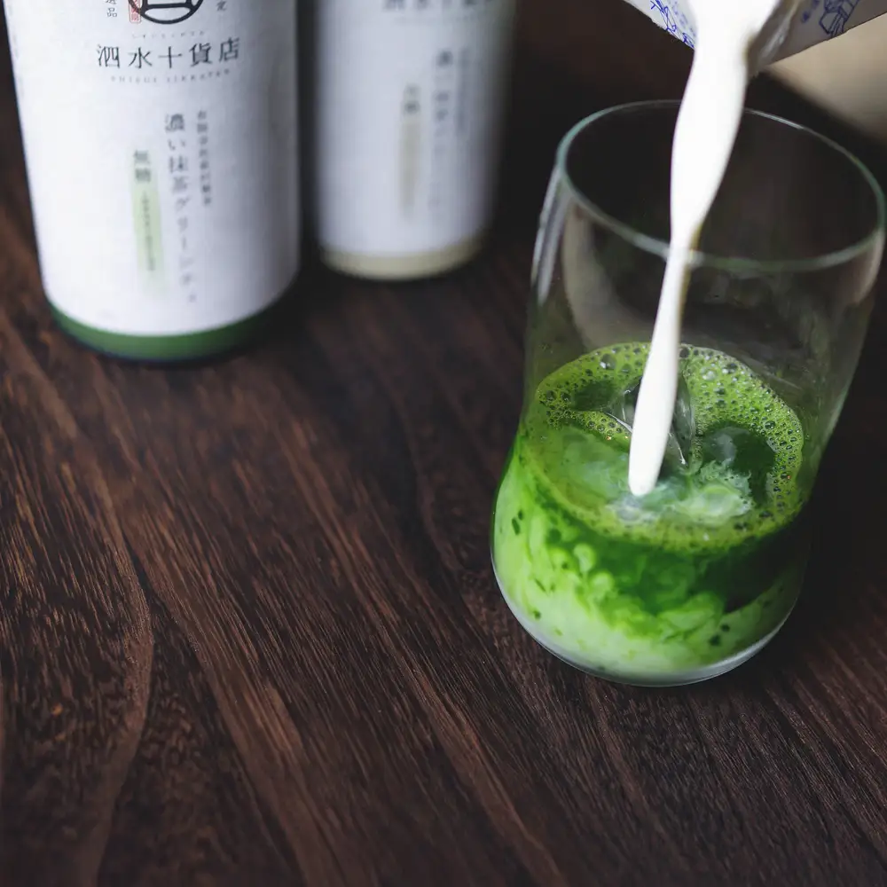 四日市認定地場特産品【泗水十貨店（しすいじっかてん）】濃い抹茶グリーンティ　無糖２本　手提げ袋付き