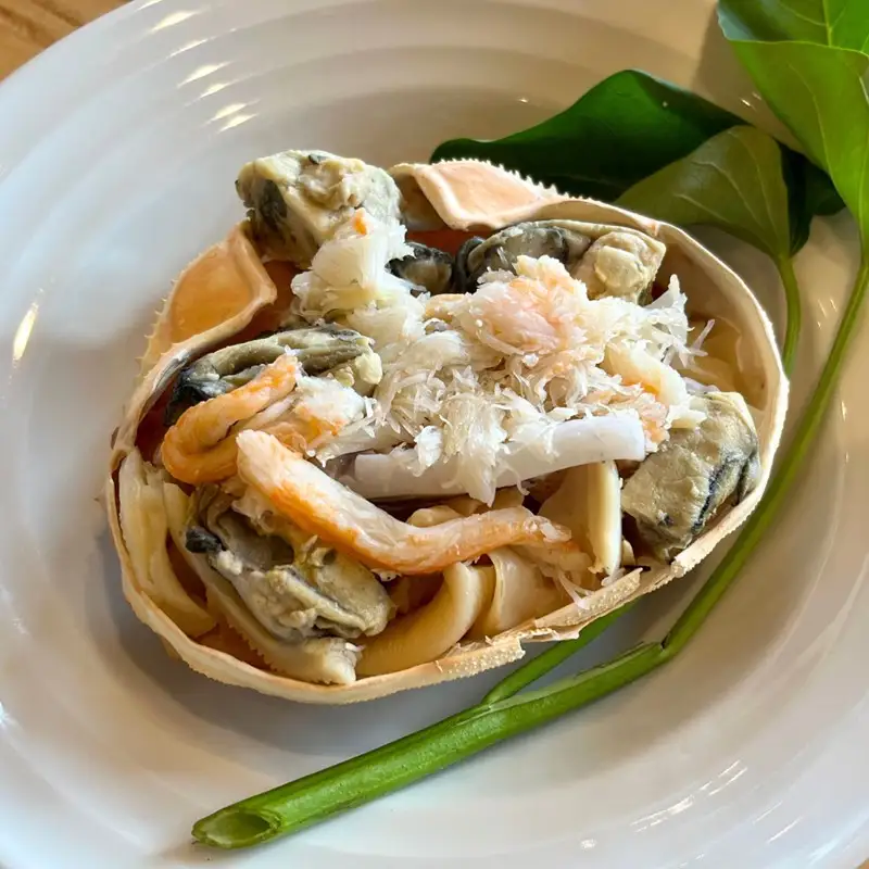 香住ガニと丹後魚介のズッパ ディ ペッシェ　海鮮 魚介料理 香住ガニ 蟹 京鰆 牡蠣 アオリイカ トマトソース リゾット パーティー料理