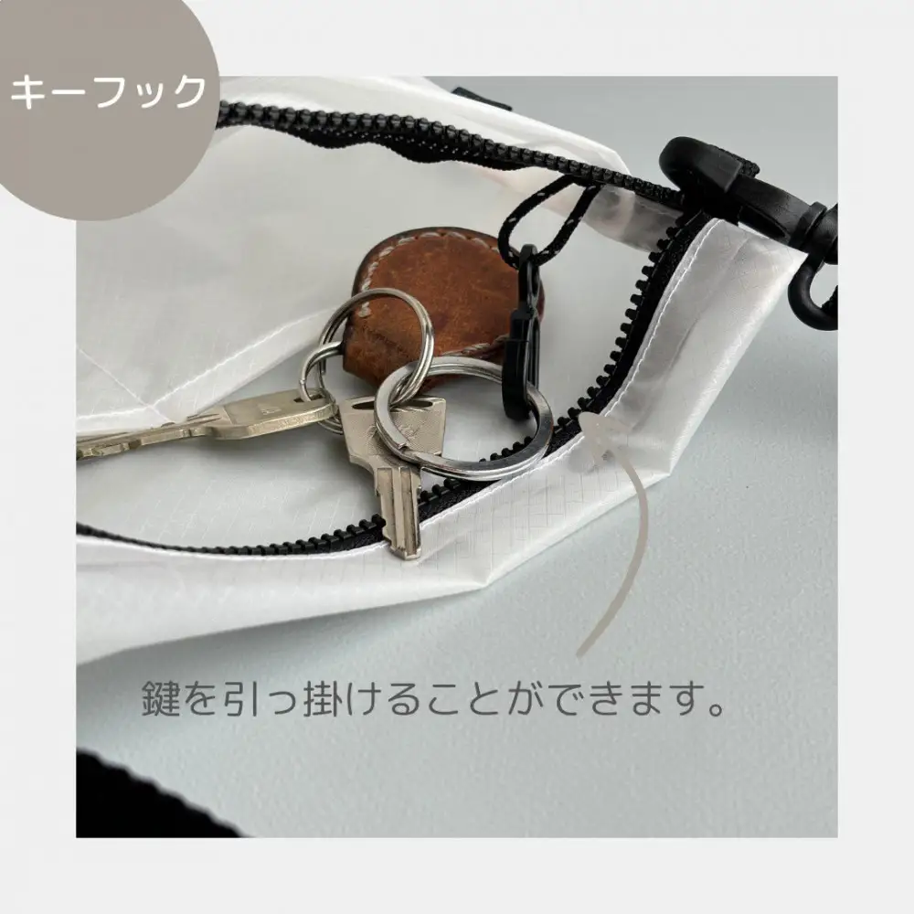 【白】雨の日にも！ポケット付き軽量ナイロンショルダーバッグ　サコッシュ　撥水ポシェット