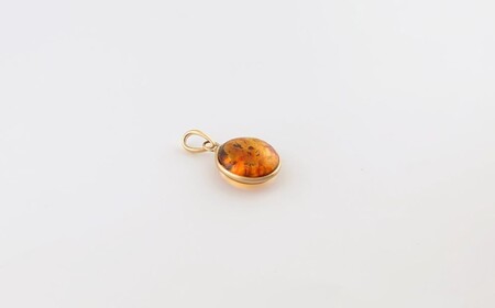 Amberlogue ペンダント 丸（金属素材：K10　琥珀：9mm　サイズ：全長15mm）
