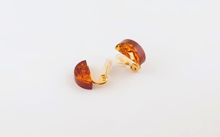Amberlogue イヤリング 半円形（金属素材：真ちゅうメッキ　琥珀：18×5×8.5mm　サイズ：全長18mm）
