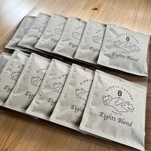 北杜市（八ヶ岳の麓）で焙煎した珈琲豆のドリップバッグ(Eights Blend)　24個セット　コーヒー 個包装 オリジナル ブレンド グアテマラ コスタリカ エチオピア 中煎 珈琲 飲料 手軽 オフィス アウトドア キャンプ ギフト 山梨 北杜市 八ヶ岳 EIGHTS COFFEE [h276]