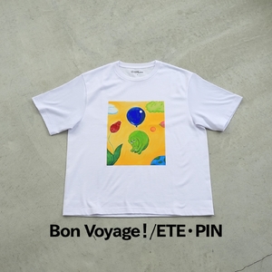 ＜新登場＞VOICE GATHERING アートプリントT-Shirt(Bon Voyage！・Lサイズ・1枚) Tシャツ 半袖 トップス ホワイト 白 クルーネック M L サイズ アート デザイン 前面 プリント アーティスト デザイナー 【m103-01-etepin01-L】【パルファン】