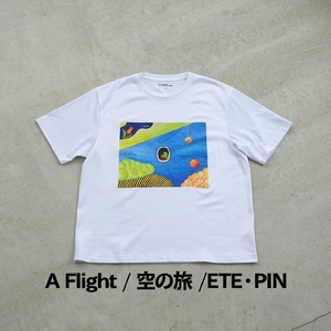 ＜新登場＞VOICE GATHERING アートプリントT-Shirt(A Flight / 空の旅・Mサイズ・1枚) Tシャツ 半袖 トップス ホワイト 白 クルーネック M L サイズ アート デザイン 前面 プリント アーティスト デザイナー 【m103-01-etepin05-Ｍ】【パルファン】