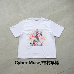 ＜新登場＞VOICE GATHERING アートプリントT-Shirt(Cyber Muse・Lサイズ・1枚) Tシャツ 半袖 トップス ホワイト 白 クルーネック M L サイズ アート デザイン 前面 プリント アーティスト デザイナー 【m103-01-kashimura01-L】【パルファン】