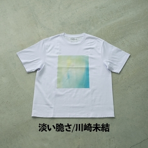＜新登場＞VOICE GATHERING アートプリントT-Shirt(淡い脆さ・Lサイズ・1枚) Tシャツ 半袖 トップス ホワイト 白 クルーネック M L サイズ アート デザイン 前面 プリント アーティスト デザイナー 【m103-01-kawasaki01-L】【パルファン】
