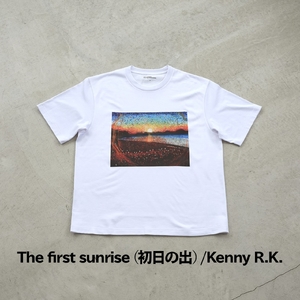 ＜新登場＞VOICE GATHERING アートプリントT-Shirt(The first sunrise（初日の出）・Lサイズ・1枚) Tシャツ 半袖 トップス ホワイト 白 クルーネック M L サイズ アート デザイン 前面 プリント アーティスト デザイナー 【m103-01-kenny01-L】【パルファン】