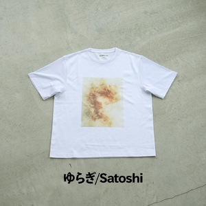 ＜新登場＞VOICE GATHERING アートプリントT-Shirt(ゆらぎ・Mサイズ・1枚) Tシャツ 半袖 トップス ホワイト 白 クルーネック M L サイズ アート デザイン 前面 プリント アーティスト デザイナー 【m103-01-satoshi01-Ｍ】【パルファン】