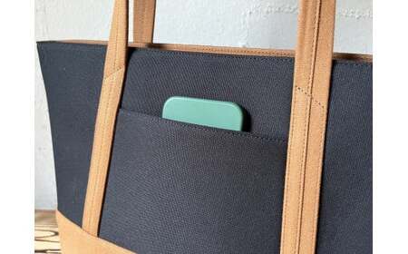 【2026年6月上旬発送開始】【 AKIRA オリジナル】【 マツコの知らない世界 で紹介されました！】職人手作り 大きなトートバッグ レディスショルダータイプ 黒×茶色帆布 A4対応 大きい 大容量 軽量 軽い 横型 日本製 キャンバス 肩掛け 通勤 通学 上質 カジュアル オシャレ シンプル レディース カバン 鞄 バック