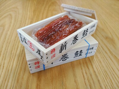 新巻鮭　ミニチュア木箱（鮭トバ入）２箱【ミニチュア　木箱　鮭　さけ　サケ　北海道　海産物　珍味　魚介類　贈り物　お土産　インテリア　小物入れ】(AP0001)