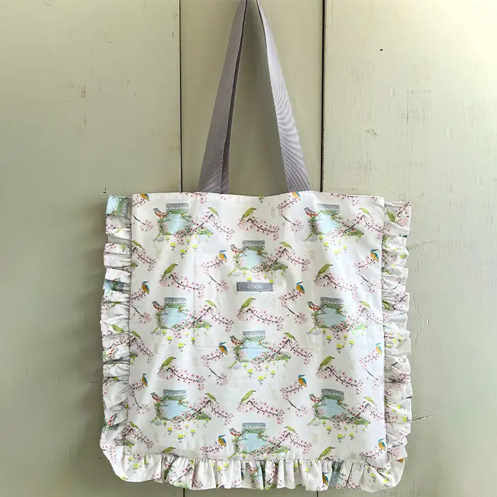 たっぷり トートバッグ 狭山池柄 ～池馳せる～ ／ 大容量バッグ 大きめバッグ 買い物バッグ サブバッグ 軽量トート お出かけバッグ カジュアルバッグ 和柄バッグ 日本デザイン トートバッグ おしゃれ ショッピングバッグ 日常使いバッグ エコバッグ 大きめ 大阪府 No.372