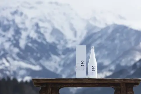 八海山 「雪室貯蔵三年酒 純米大吟醸」四合瓶（720ml）【八海山 純米大吟醸 四合瓶 日本酒 1本 720ml 新潟 地酒 厳選 晩酌 熱燗 お酒 酒 さけ お中元 お歳暮 贈答】