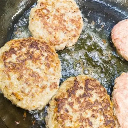 自家製デミグラスソース「特製煮込みハンバーグ」200g×3個　寅や【配送不可地域：離島・北海道・沖縄県・東北・中国・四国・九州】【1499625】