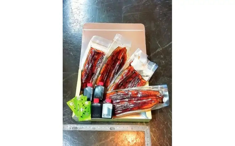 国産 うなぎ蒲焼 140g× 2尾入 〈 国産 うなぎ 蒲焼 レトルト 鰻 ウナギ セット 自家製タレ 山椒付き 炭火 蒸し 関東風 土用 丑の日 ギフト プレゼント 贈り物 贈答 誕生日 父の日 母の日 お歳暮〉