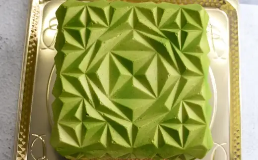 ラリュール 4.5号 1台 ／ ムース ピスタチオ チョコレート ケーキ 宝石 パティスリー お菓子 菓子 スイーツ 洋菓子 焼菓子 スペシャリテ ムースケーキ エメラルド ピスタチオムース ワーズクリーム クリーム フランボワーズジュレ 酸味 バランス おかし 冷凍