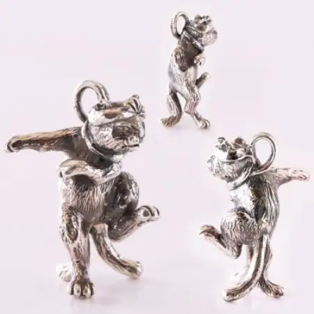 【和の彩 wanoiro】銀製『鉢巻を締めて踊る猫又』妖怪もののけ根付ジュエリー 659-860【配送不可地域：離島・沖縄県】【1490345】