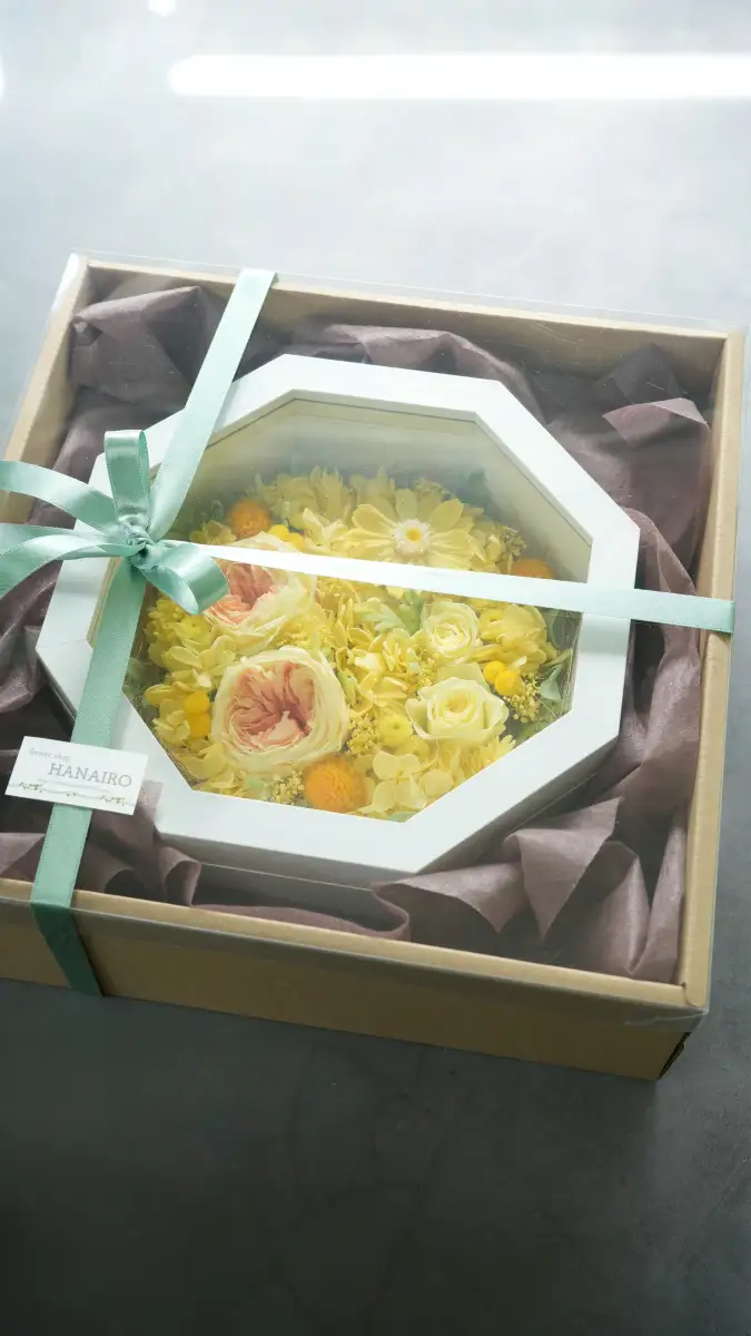 プリザーブドフラワー　黄色いお花の八角形アレンジメント【大阪府吹田市】