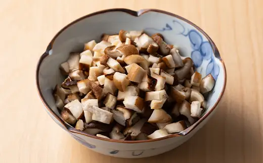 山形県 戸沢村産 乾燥 つぶつぶ 椎茸 80g(20g×4袋) 国産椎茸使用！ 小分け 個包装 菌床栽培 椎茸 しいたけ 茸 きのこ キノコ 野菜 簡単 調理 料理 カット済み 粒 保存 備蓄 自宅 家庭 F7W-0277