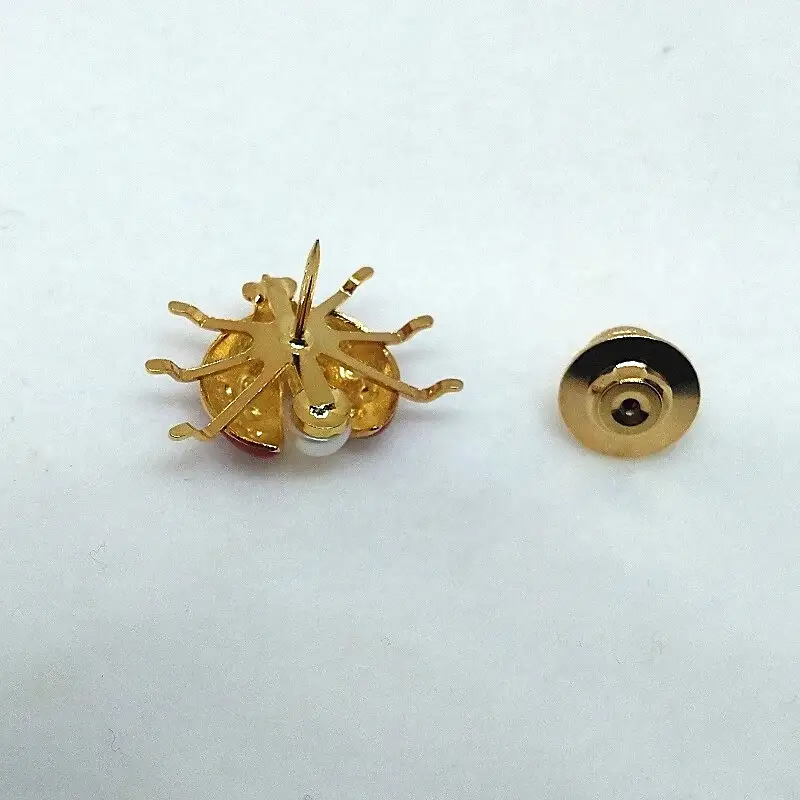 2113 真珠ピンブローチ・てんとう虫（赤）（淡水本真珠・ボタン） 贈り物 かわいい カジュアル オシャレ クリスマスプレゼント アクセサリー