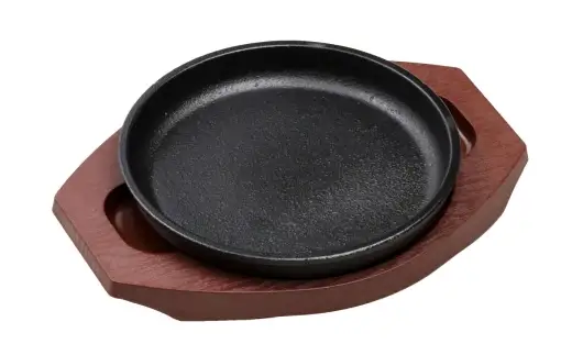 トキワ鉄器 ステーキ皿 （ 樹脂台タイプ ） IH対応 丸判小 17cm WP304S くわな鋳物 職人 蓄熱性 保温力 プレート お皿 皿 食器 オシャレ 日常使い 重厚感 伝統 匠の技 鉄板 食卓 家庭用
