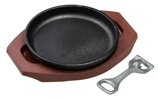 トキワ鉄器 ステーキ皿 ＆ ハンドル付き （ 樹脂台タイプ ） IH対応 丸判小 17cm WP304S くわな鋳物 職人 蓄熱性 保温力 お皿 皿 食器 オシャレ 日常使い 重厚感 伝統 匠の技 鉄板 食卓 プレート 家庭用