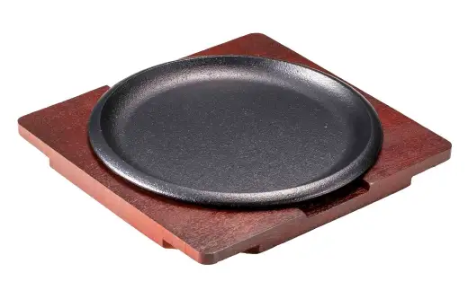トキワ鉄器 ステーキ皿 ＆ ハンドル付き （ 木台タイプ ） IH対応 丸判 （ 浅型 ） 20cm 317 くわな鋳物 職人 蓄熱性 保温力 浅型 お皿 皿 食器 オシャレ 日常使い 重厚感 伝統 匠の技 食卓 プレート 鉄板 家庭用