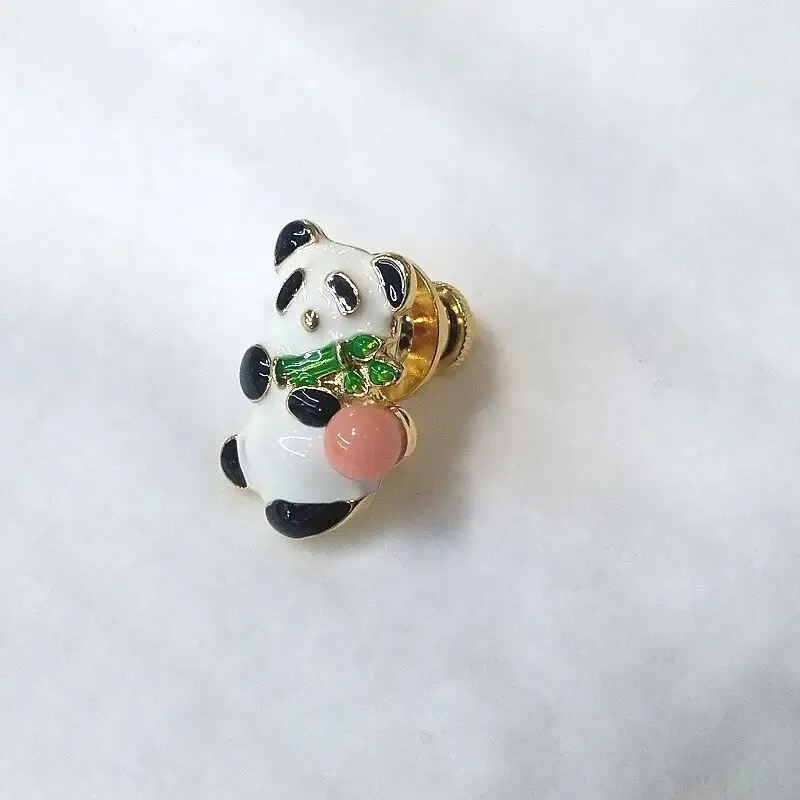 2117 珊瑚ピンブローチ・パンダ（深海珊瑚） 贈り物 かわいい アクセサリー カジュアル オシャレ 