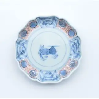 有田焼 素朴でかわいらしい色絵兎 小皿【まるぶん】まるぶんオリジナル 食器 器 うつわ 磁器 陶磁器 小皿 取り皿 染付 手描き 和風 かわいい A10-281