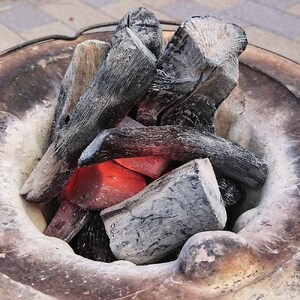 土佐備長炭1箱12kg（一級/丸割混合）ウバメガシ 【R01365】 | 高知県