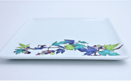有田焼 角平皿22cm 野葡萄文【赤絵白磁硯処 雪月花】食器 うつわ 器 磁器 陶磁器 皿 飾り皿 プレート メインプレート 角平皿 角皿 植物 葡萄 ぶどう ブドウ 手描き A85-30