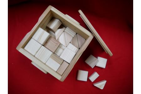 1歳のお誕生日プレゼントに最適！知育玩具【熊野杉の箱型の積み木（68P）】木のふるさとで生まれたぬくもりの逸品【kmkn0003】
