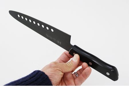 H21-02 兼常作 穴あき・リブ付き フッ素コーティング 先丸牛刀包丁 210mm（FC-G210-RT） ～食材の切り離れよい 滑りがよい 錆びにくい 汚れもサッと落ちる オールブラック 黒 ブラック 先が丸い珍しい包丁 関の刃物～