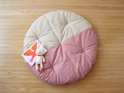 【洛中高岡屋】赤ちゃんがほほ笑む寛ぎのアイテム せんべい座ぶとん（3色あられ・薔薇）