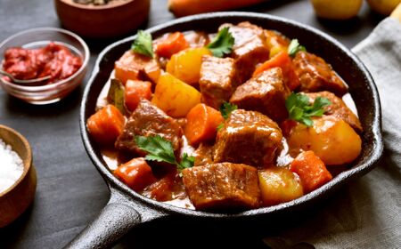 宮崎県産黒毛和牛A4等級以上 高千穂牛すね肉　800g 牛肉 肉 お肉 牛すね肉 国産牛 ブランド牛 和牛 牛肉 国産 パック 冷凍 料理 煮込み料理 ビーフシチュー おでん おかず _Tk002-074