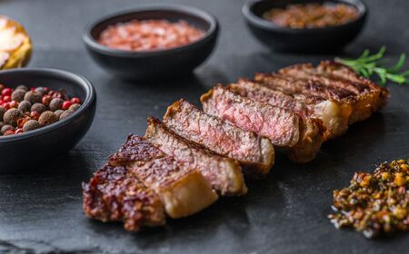 宮崎県産黒毛和牛A4等級以上 高千穂牛ロースブロック 1kg 牛肉 肉 お肉 精肉 国産 高千穂牛 黒毛和牛 和牛 ブランド牛 国産牛 A4 ブロック肉 ロース ブロック 料理 アレンジ ステーキ サイコロステーキ 贈り物 ギフト 贈答 グルメ _Tk002-059