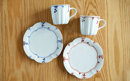 有田焼 デザート皿 & カヌレマグカップ ペアカフェセット【皓洋窯】食器 うつわ 器 皿 取皿 デザート皿 プレート マグ カップ ペア 食器セット カフェタイム 手描き かわいい ギフト 贈り物 食洗機対応 A40-407