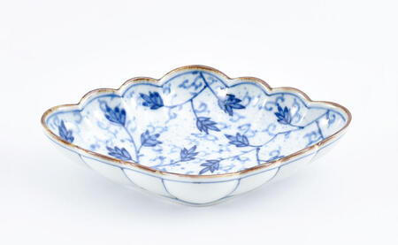 有田焼 菱型菊割向付 流水花・花唐草 2個セット【まるぶん】食器 器 うつわ 磁器 陶磁器 皿 プレート 取皿 盛皿 2枚 セット 染付 青 藍 ブルー 電子レンジ対応 35000円 AA35-337