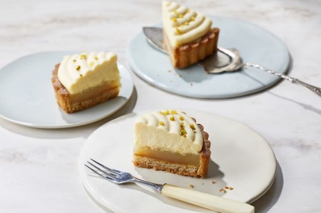 ヴィーガンケーキ　クレーム・タルト・オ・シトロン(カット済）　お菓子 タルト ケーキ ヴィーガン 乳 卵 不使用 カット 贈答 ギフト プレゼント バレンタインデー チョコ以外 ホワイトデー お返し 母の日 父の日 [h106]