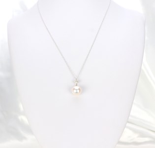 644　Pt　あこや本真珠9.0mmup　ダイヤモンド0.15ct　ペンダントネックレス
