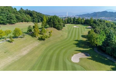 近江牛 肩ロース肉すき焼き用 450ｇ付き彦根カントリー倶楽部平日２名様セルフプレー券（食事付き）