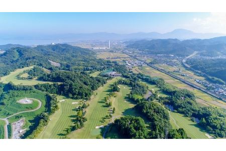 近江牛 肩ロース肉すき焼き用 450ｇ付き彦根カントリー倶楽部平日４名様セルフプレー券（食事付き）