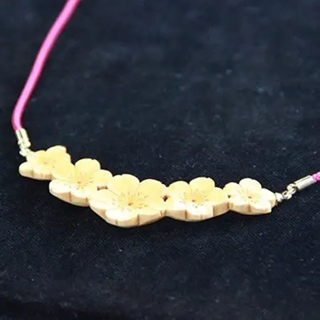 つげ細工 ネックレス(桜)　約7.5cm×2cm_装飾品・工芸品 ペンダント・ネックレス アクセサリー _【1116496】