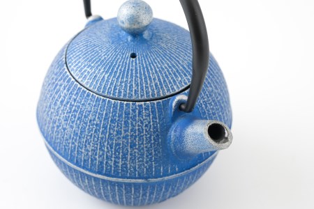 【ご注文頂いてから６カ月以内発送予定】南部鉄器 急須 手まり(デニム) 0.5L 【及春鋳造所 作】 伝統工芸品 キッチン用品 食器 日用品 雑貨[Y0079]