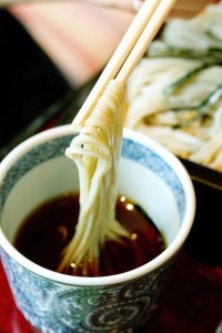 国産五割そば+濃縮ダシsiro・kuroセット_そば 五割 乾麺 国産 100g×2束×6袋 濃縮だし 200ml×2本 セット 温麺用 冷麺用 ザル ざるそば 出汁 煮物 鍋 万能ダシ 濃縮 蕎麦乾麺 国産そば粉100％使用 福岡県産 麺類 食べ物 グルメ お取り寄せ 福岡県 久留米市 送料無料 〔Bu011〕