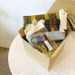 ＜障害福祉サービス事業所さんとのコラボ商品＞ハンドメイド手織りポーチ（中）と手織りキーホルダー