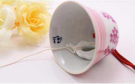 有田焼風鈴 ピンク巻桜紋様 【二宮閑山】 夏 音色 ふうりん 磁器風鈴 プレゼント贈り物 A12-206