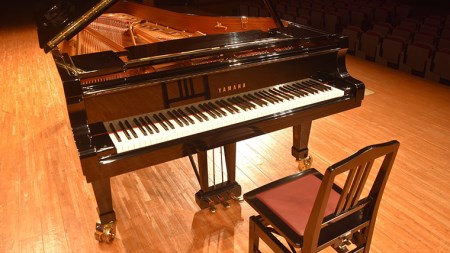 きらくやま世代ふれあいの館「ピアノオンリーワンコンサート」 ホール２時間貸し切り（ピアノ「ヤマハフルコンサートピアノCF-ⅢS」演奏券付き）